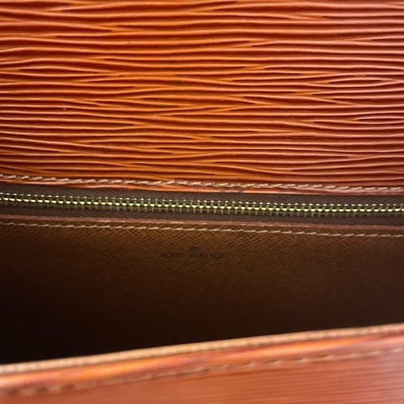 Louis Vuitton Epi shoulder bag with outside pocket. Never used. - Picture 5 of 6